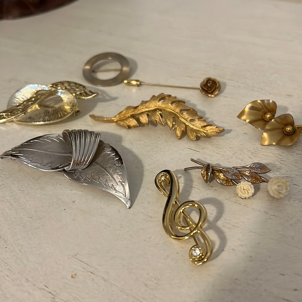 Lot vintage costume jewelry brooches Coro 1961 Celebrity unmarked